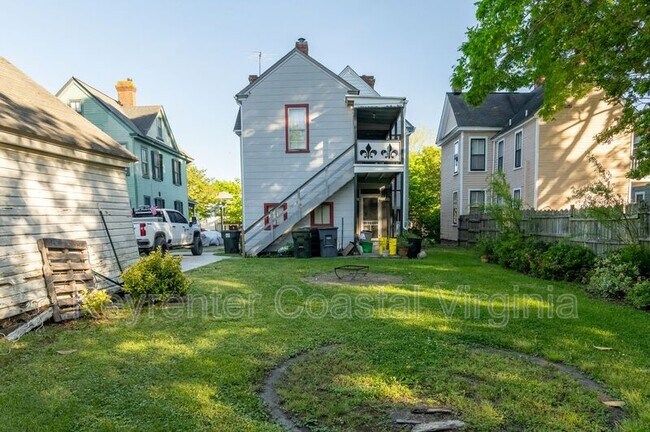 Building Photo - 338 Main St