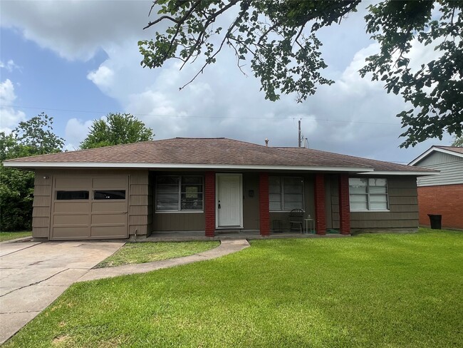 Primary Photo - 1305 Serpentine Dr