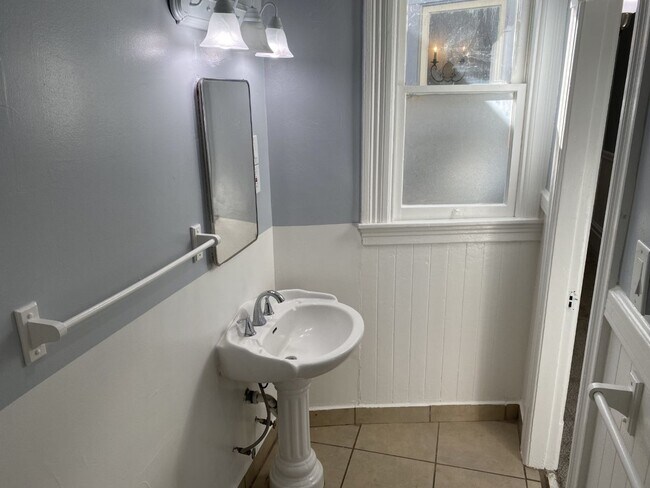 Building Photo - 2 Bedroom, 1 Bath Plus Office