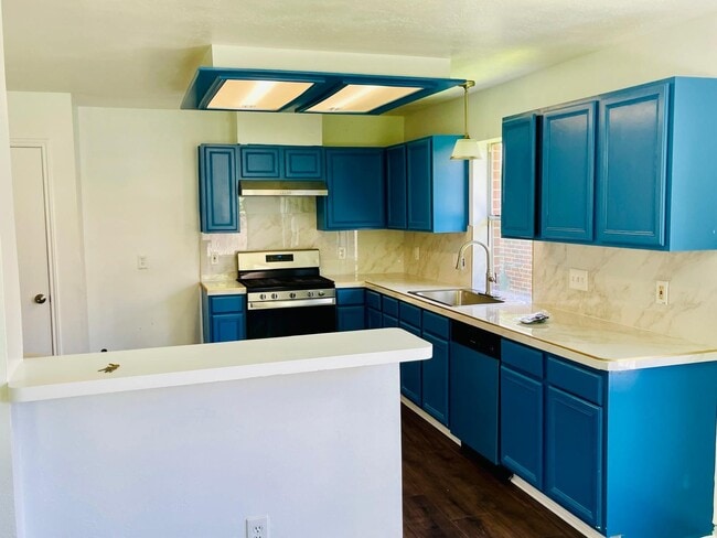 Building Photo - 17002 Summer Hollow Dr