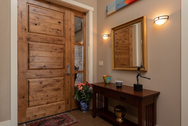 Building Photo - Tetherow!! Amazing Townhome that is fully ...