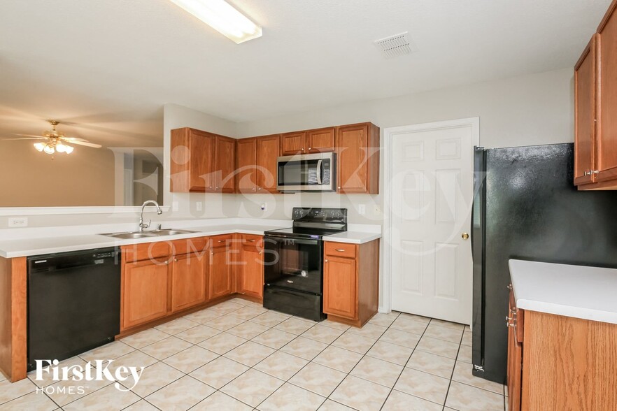 Building Photo - 1941 Lariat Dr