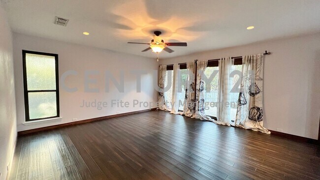 Building Photo - Stunning 4/3/2 Nestled at End of Cul-de-sa...