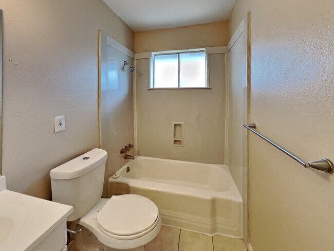 Building Photo - 758 E Princeton Ln