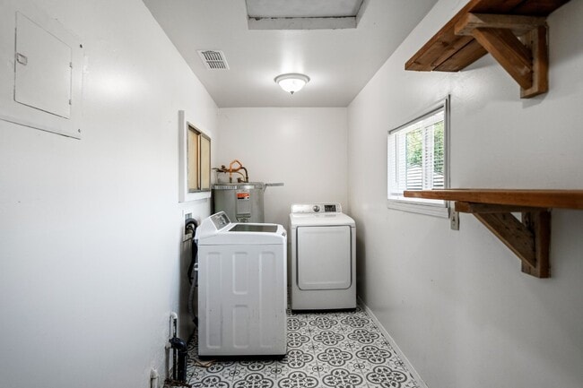 Building Photo - Adorable and clean country property locate...