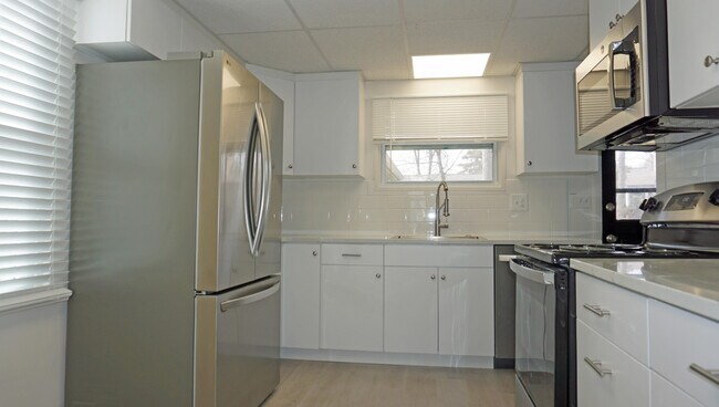 Building Photo - 2364 Pinecrest Ave