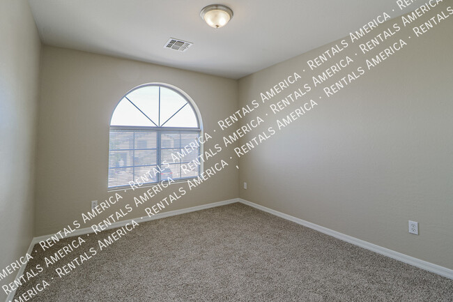 Building Photo - $500 off the 1st full month's rent with a ...