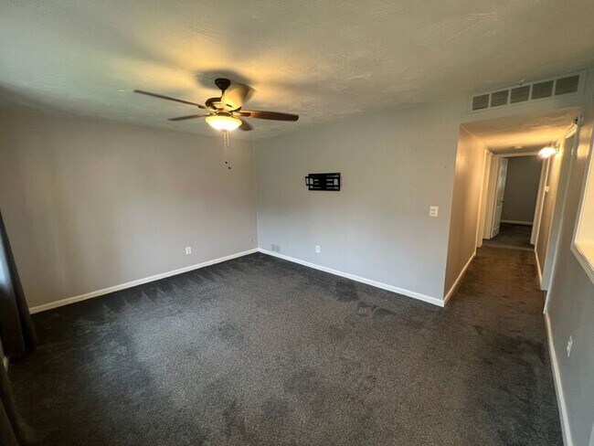 Building Photo - 9433 Sylvia St