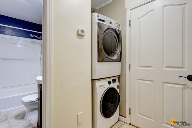 Building Photo - Modern 4-Bedroom Townhome in Desirable Sou...