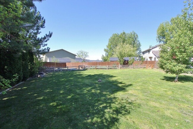 Building Photo - 1915 W Mulhuland Ct