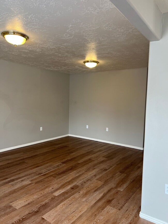 Building Photo - BEAUTIFUL 2 Bed 1 bath Continental condo w...
