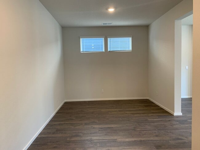 Building Photo - 4 BED/2.5 BATH PLUS A HUGE BONUS ROOM! HIGH END FINISHES! LARGE FENCED BACKYARD !