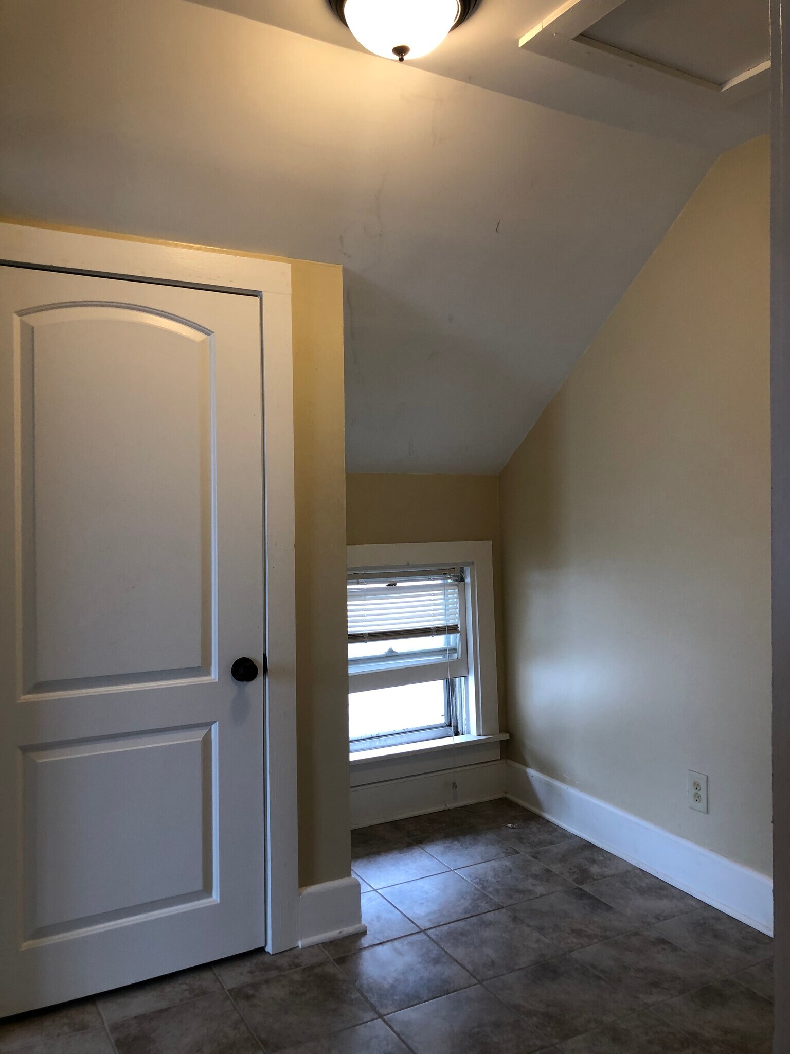 Building Photo - 2213 S Robinson Ave