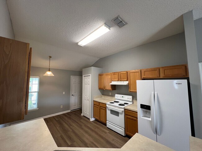 Building Photo - ** COMING SOON ** FENCED Three Bedroom in Watermill