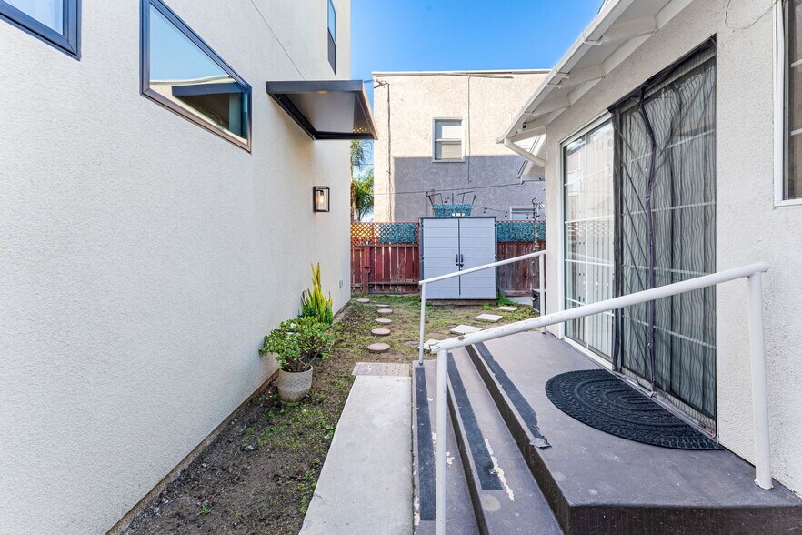 Building Photo - 2430 E 7th St