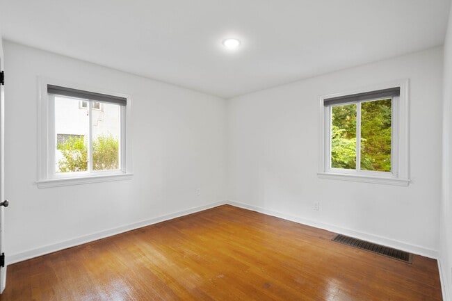 Building Photo - MOVE IN TODAY! DON'T MISS THIS NEWLY RENOV...