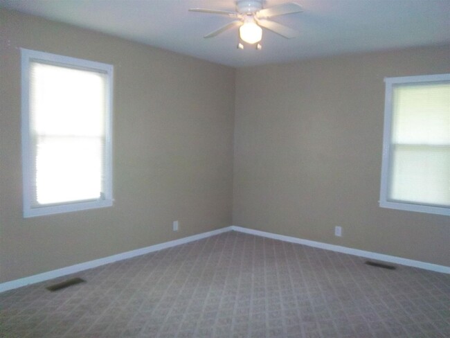 Building Photo - 105 Lealand Dr