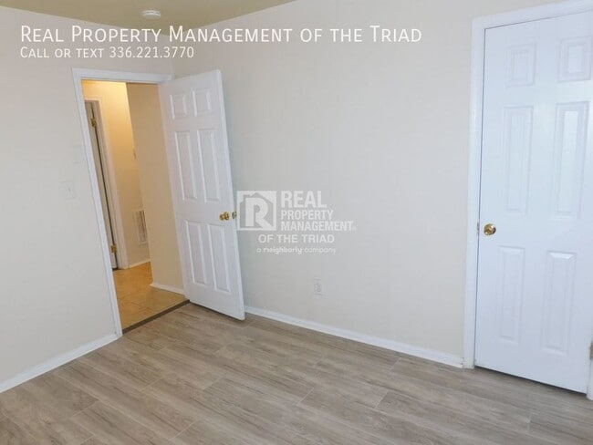 Building Photo - Spacious 2 Bedroom Apartment at Parker Place