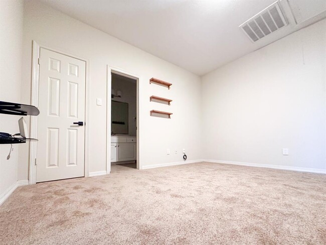 Building Photo - 827 Sweet Pine Dr