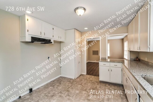 Building Photo - 728 6th Ave SW