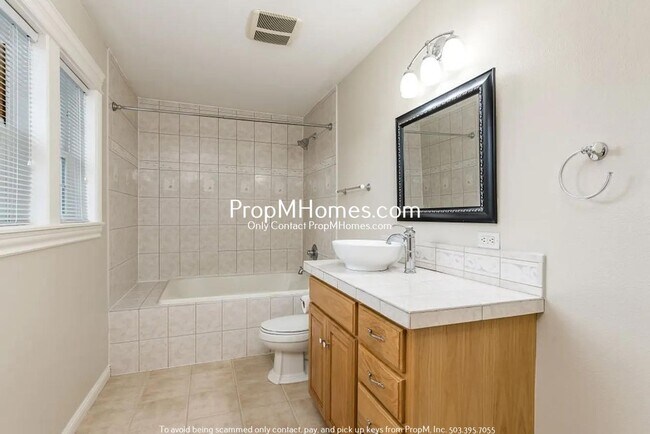 Building Photo - Gorgeous Three Bedroom Home in Centennial!