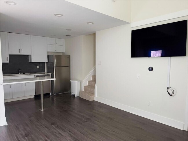 Building Photo - 935 La Posada Dr