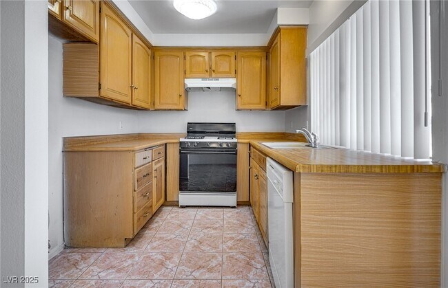 Building Photo - 6211 Meadow Brook Ln