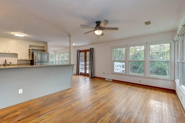 Building Photo - 1045 Riverview Dr