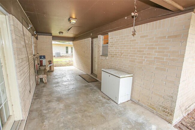Building Photo - 128 Post Oak St