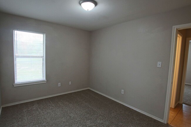 Building Photo - 3 Bedroom Duplex for Rent in Lindale! Tour...