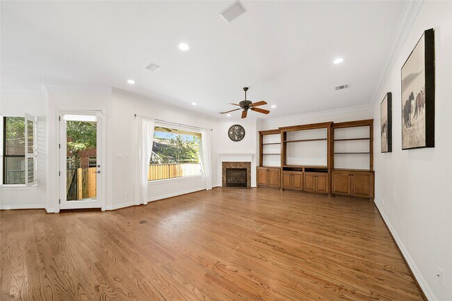 Building Photo - 4321 Jim West St