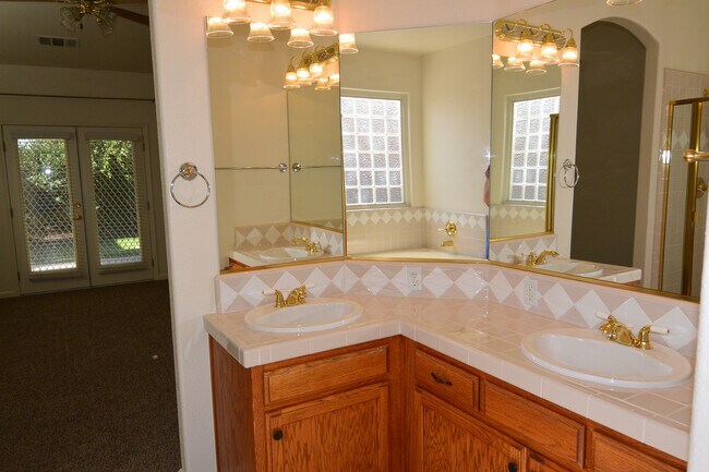 Building Photo - Spacious 3 Bedroom 2 Bathroom home with a ...