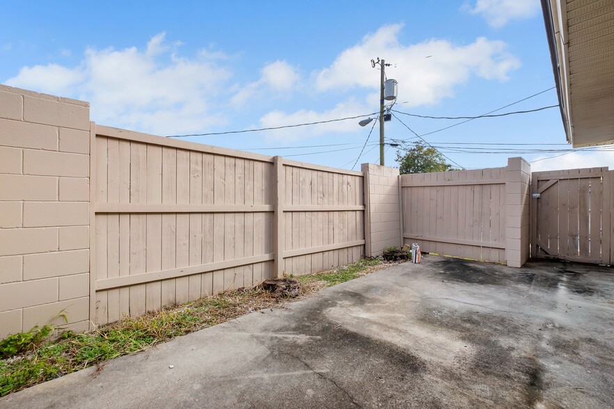 Building Photo - 2241 W Pensacola St