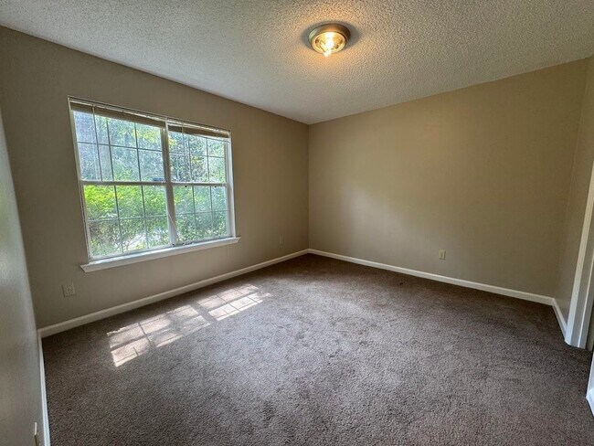 Building Photo - 1052 Longstreet Dr