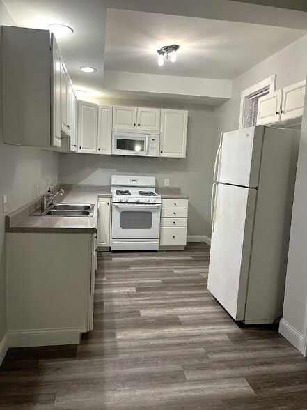 Building Photo - 1036 W 4th St