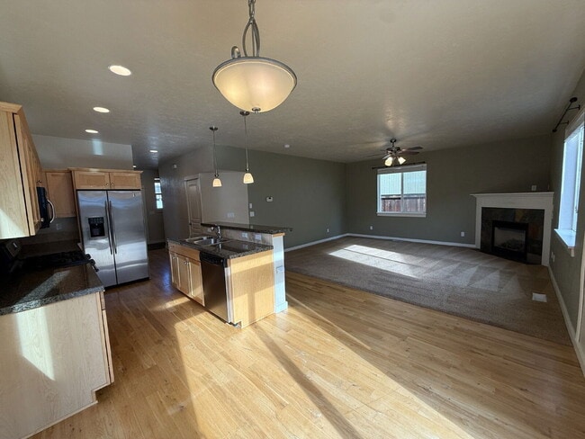 Building Photo - 2466 Mountain Terrace