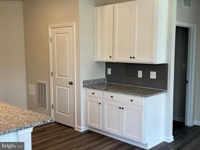 Building Photo - 400 Silver Birch Dr