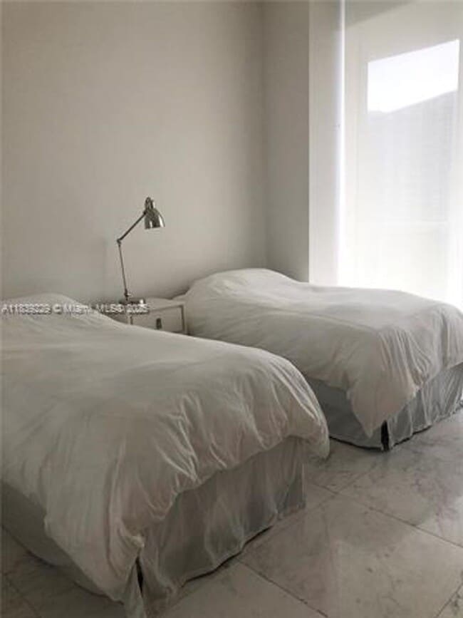 Building Photo - 15811 Collins Ave