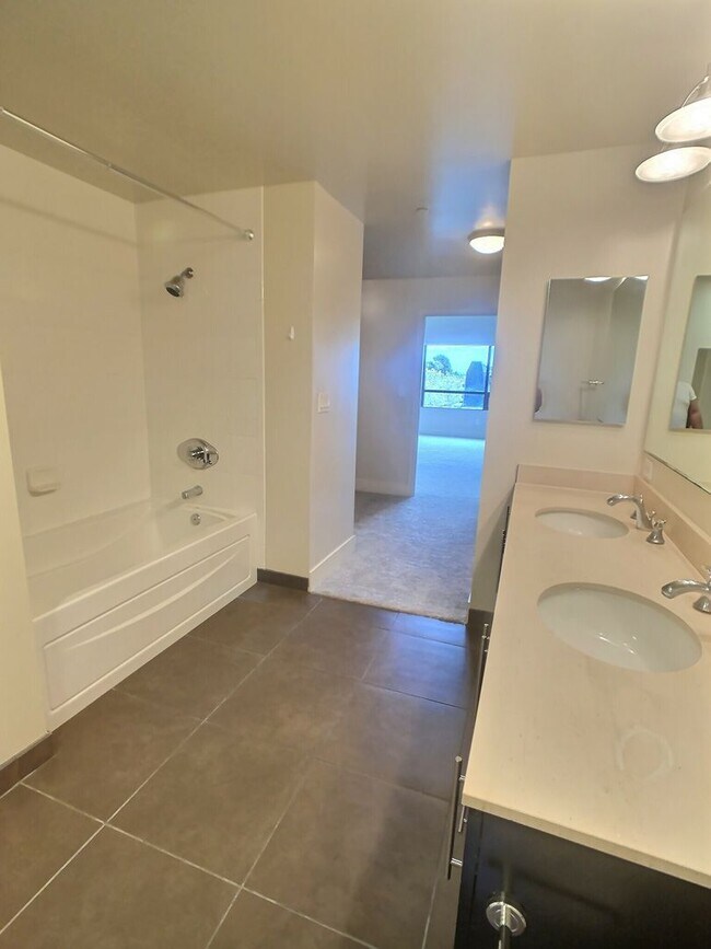 Building Photo - Fantastic 2 Bedroom/2 Bathroom Condo For R...
