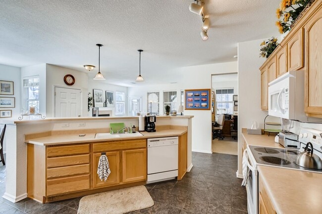 Building Photo - 2 bed, plus office - Ground Floor Condo - ...