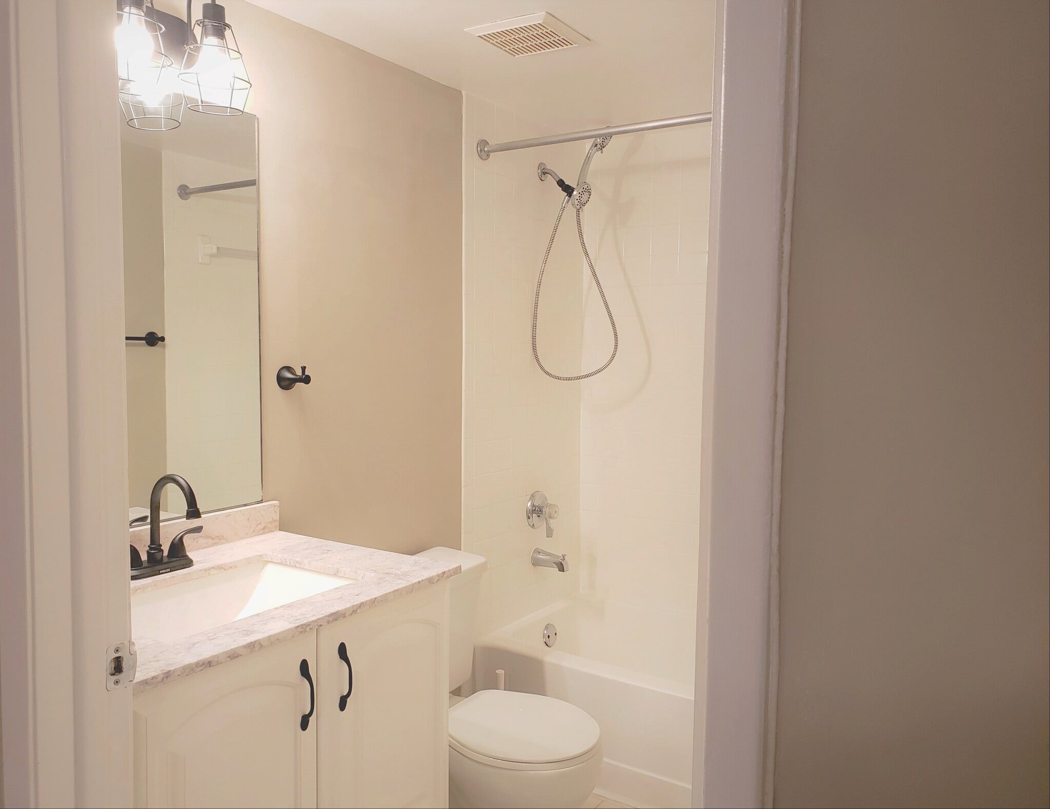 Guest Bathroom - 9959 Nob Hill Ct