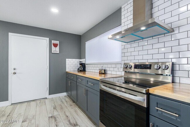 Building Photo - 1502 E Topeka Dr