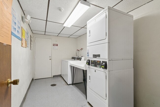 Building Photo - 8 Kenmar Dr