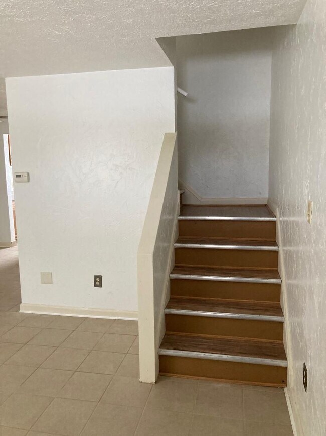 Building Photo - 2 Bedroom Condo for Rent  Warrenville HTS