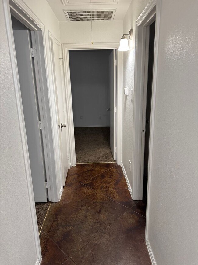 Building Photo - 521 Oakwood Ln