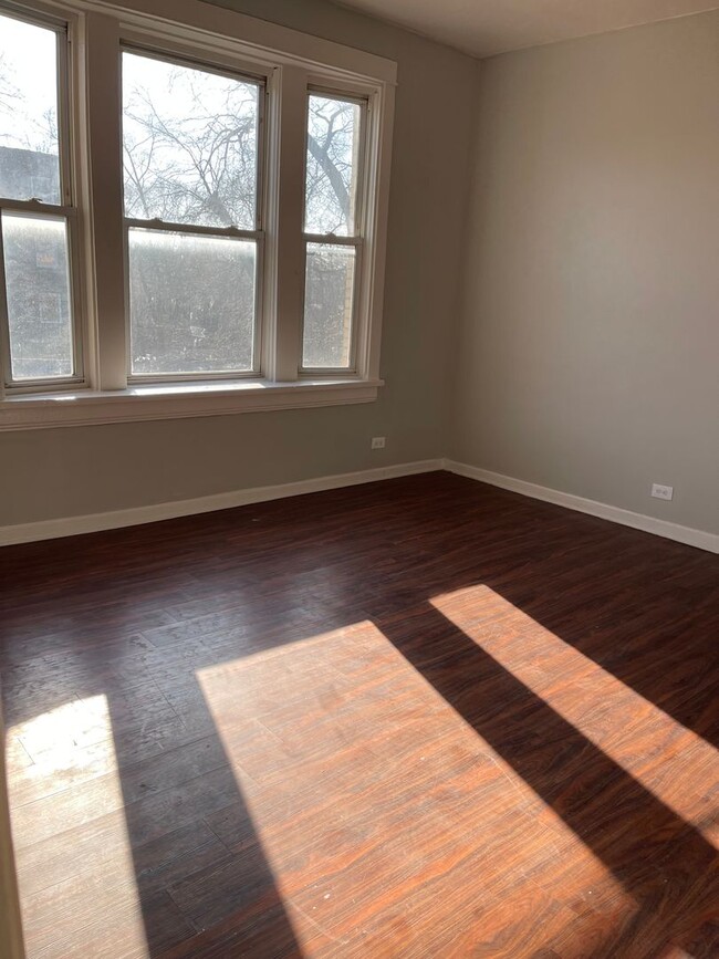 Building Photo - 3 Bedroom Unit with a Great Management Com...