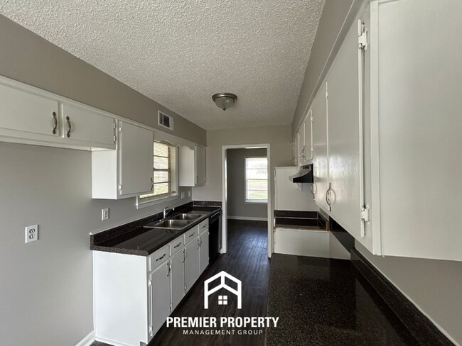 Building Photo - Spacious 3BR/2BA Home in Walls, MS | Brick Fireplace & Large Fenced Backyard