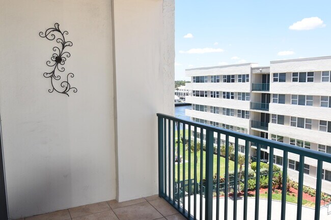 Building Photo - 1236 Hillsboro Mile