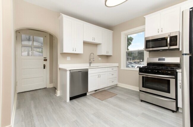 Building Photo - 910 Lake St