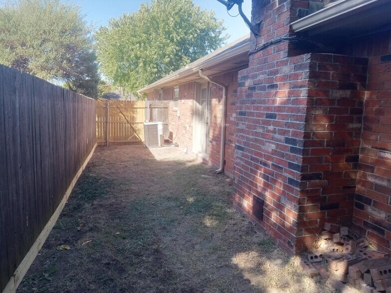 Building Photo - 312 Christopher Todd Dr